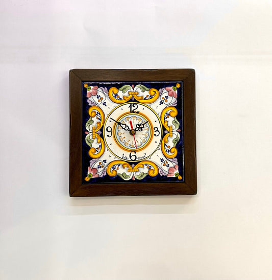 Orologio in cornice di legno su piastrella in ceramica di Vietri