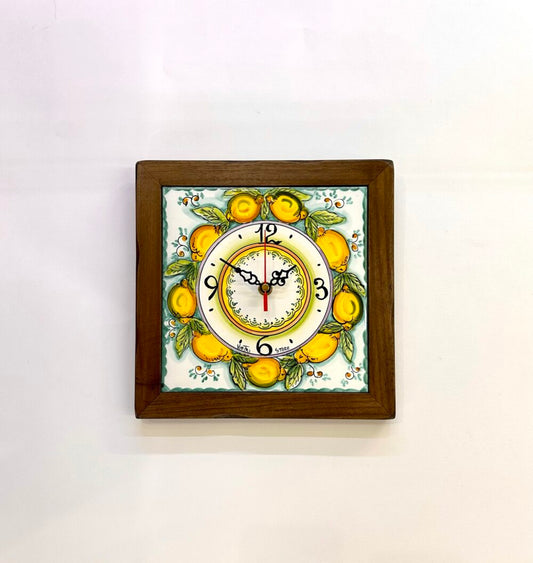 Orologio in cornice di legno su piastrella in ceramica di Vietri
